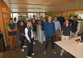 Manu García, gerente de Royme, en el centro de la imagen, rodeado por el equipo de la empresa, en la sede de Hernani.