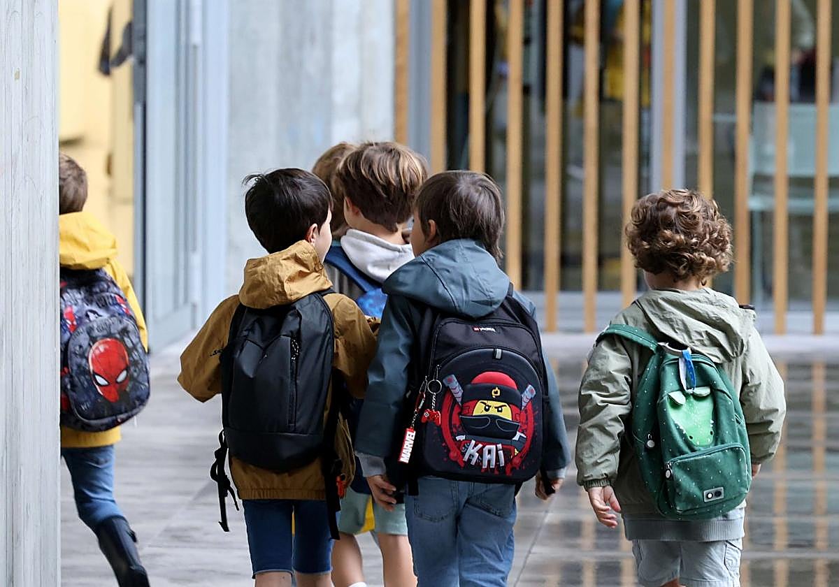 Varios alumnos ajenos a esta información se dirigen a un centro educativo de Gipuzkoa.