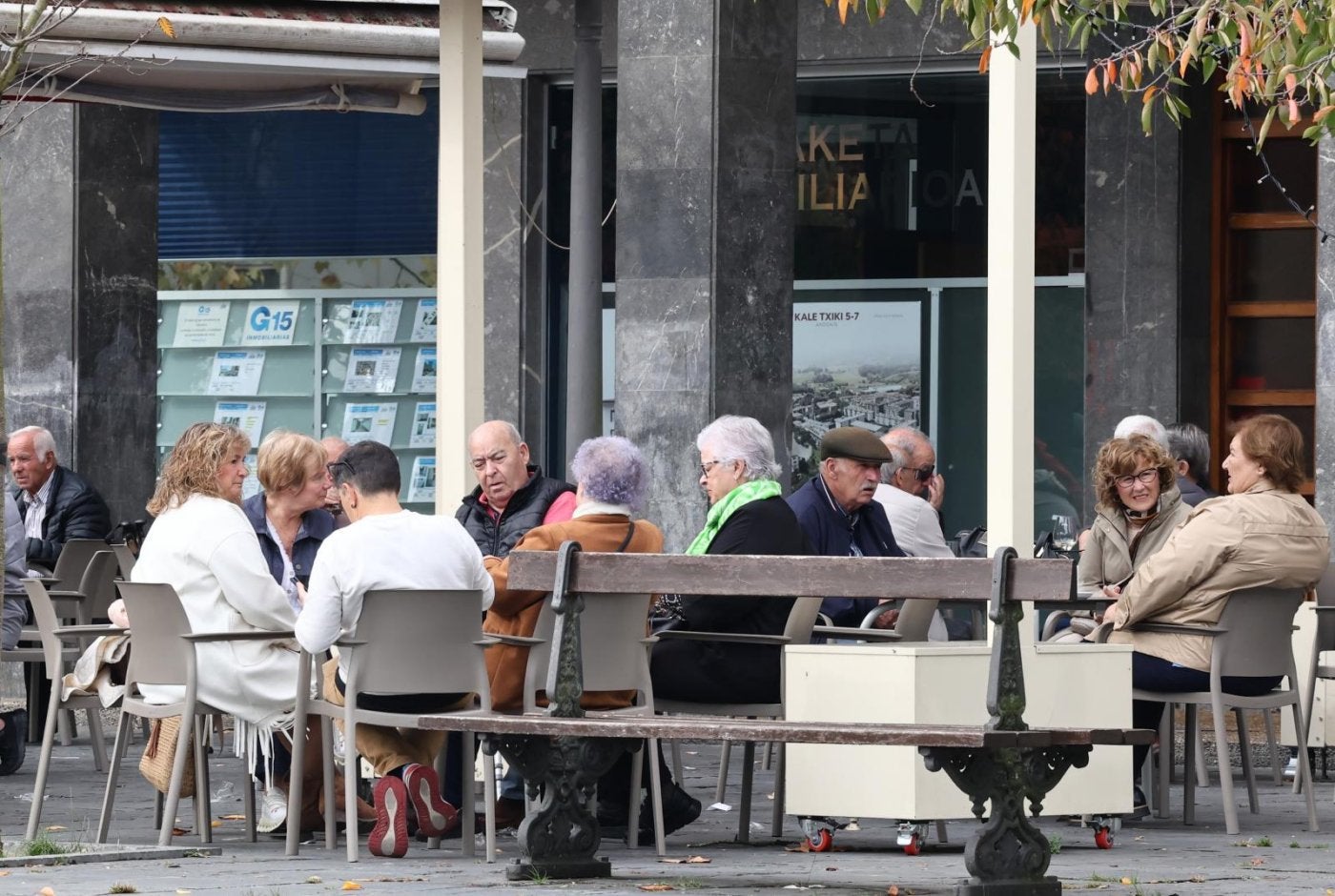 Vecinos de Andoain tomando algo en los bares.