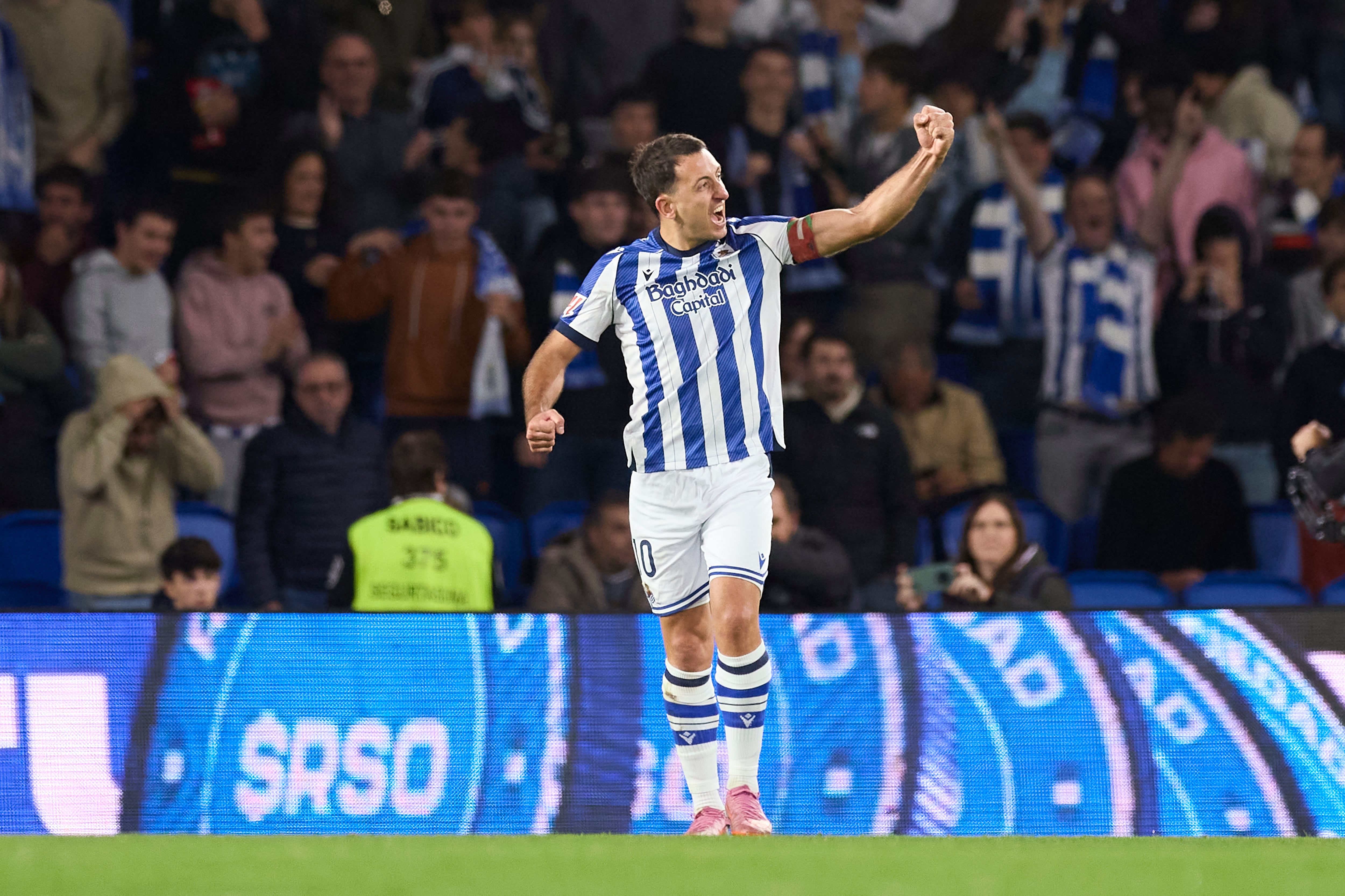 Mikel Oyarzabal celebra el segundo gol contra el Sevilla, ayer en Anoeta.