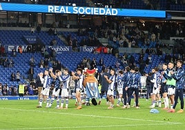 Los jugadores agradecen el apoyo de la afición al término del encuentro.