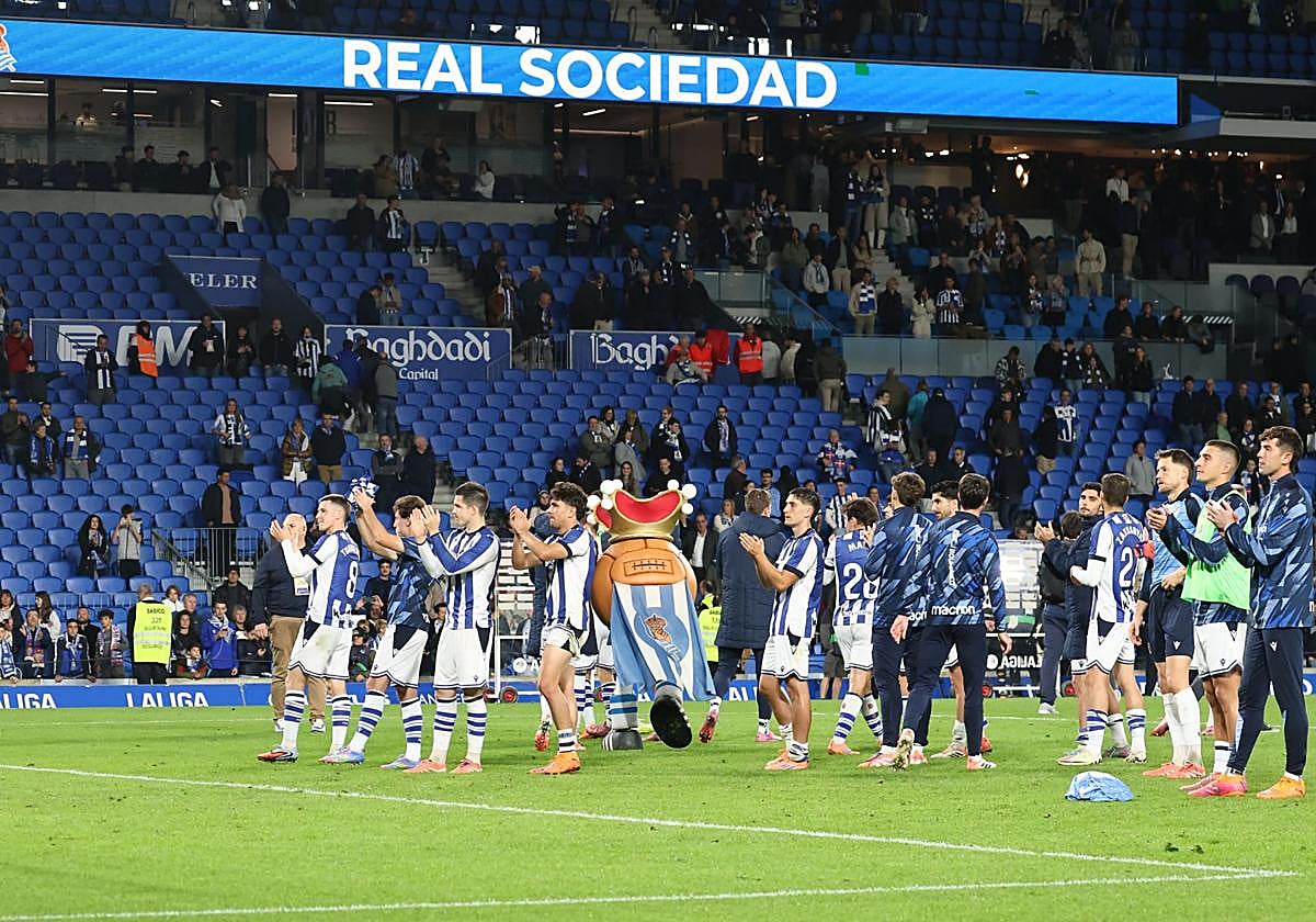 Los jugadores agradecen el apoyo de la afición al término del encuentro.