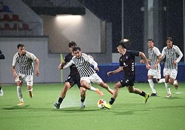 Arruti trata de zafarse de la presión del Eibar bajo la lluvia del Areitio.
