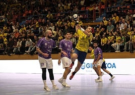 Salinas se dispone a tirar a portería.