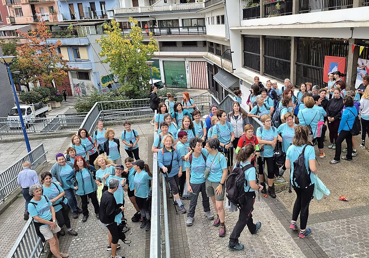 Algunas de las asistentes a la marcha regulada de mujeres organizada por Urdaburu.