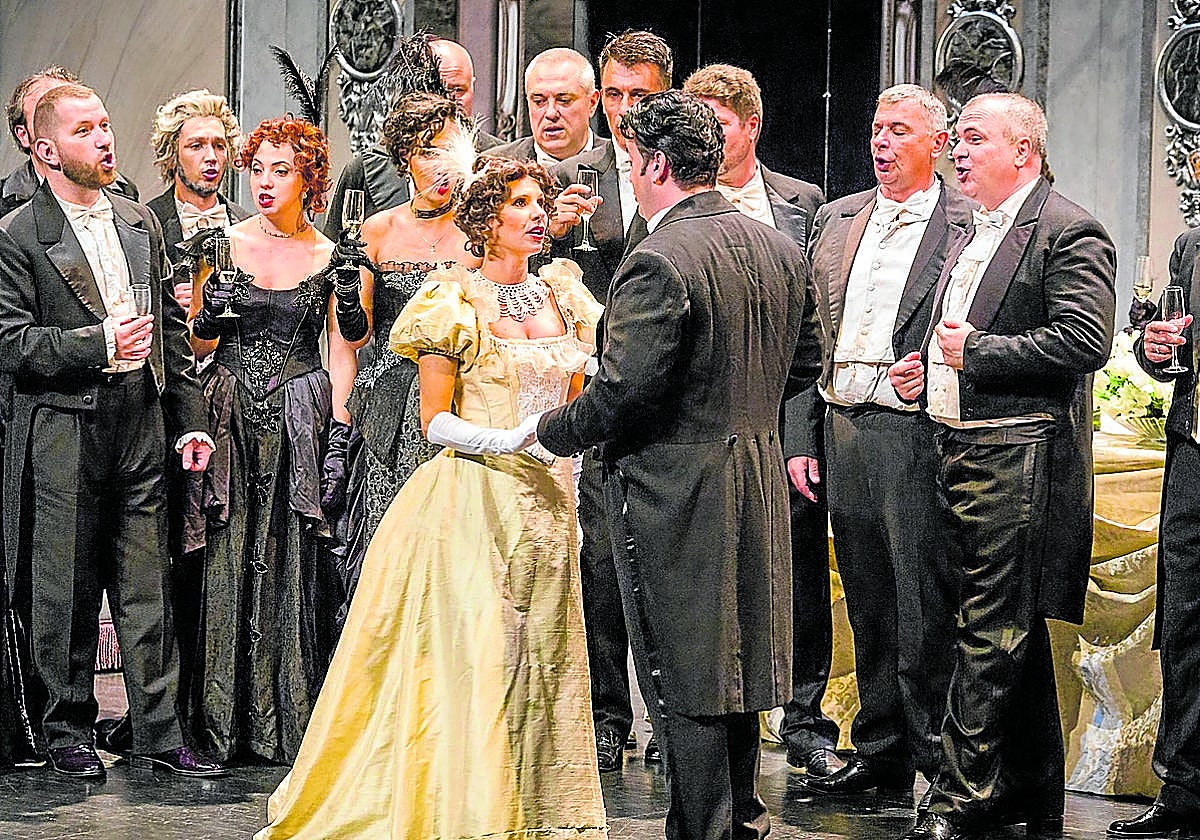 Un momento de la representación de la ópera La Traviata de Giuseppe Verdi. Ópera 2001.