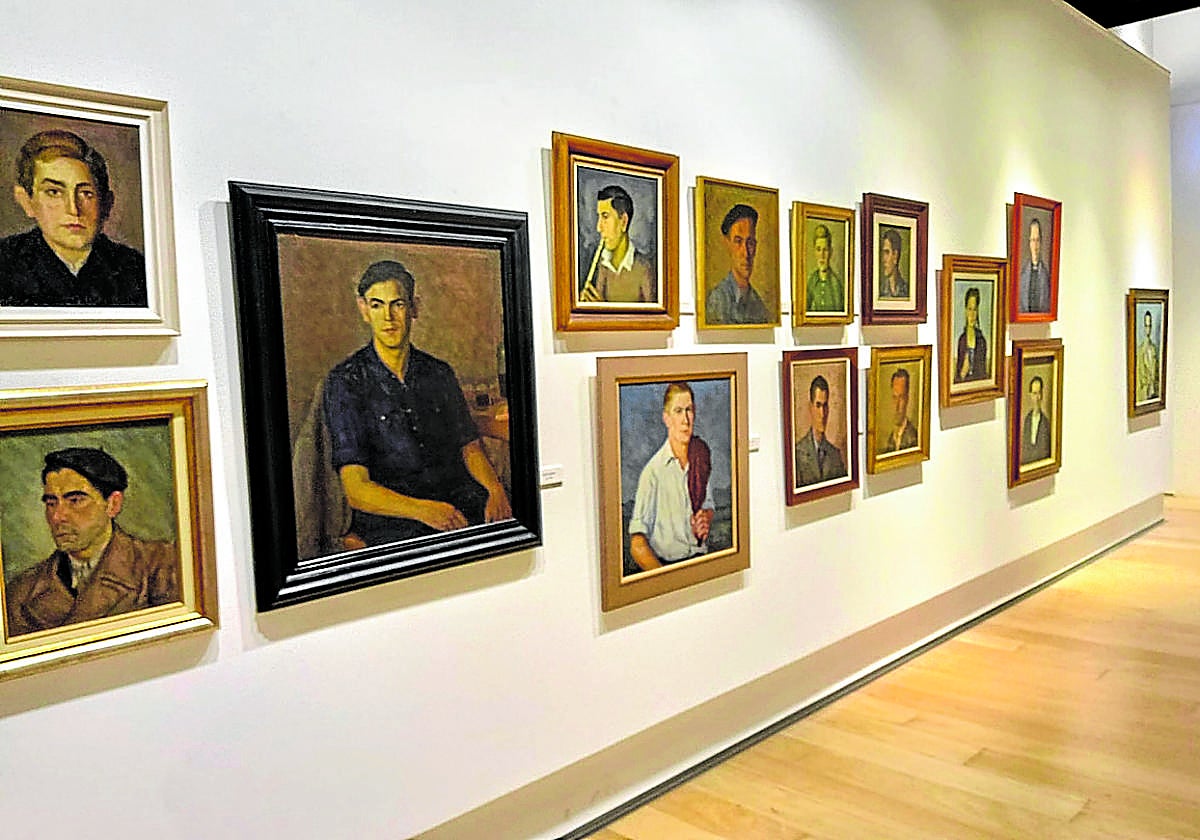 Los lienzos están ordenados en la sala por etapas para apreciar la evolución de un consagrado retratista.