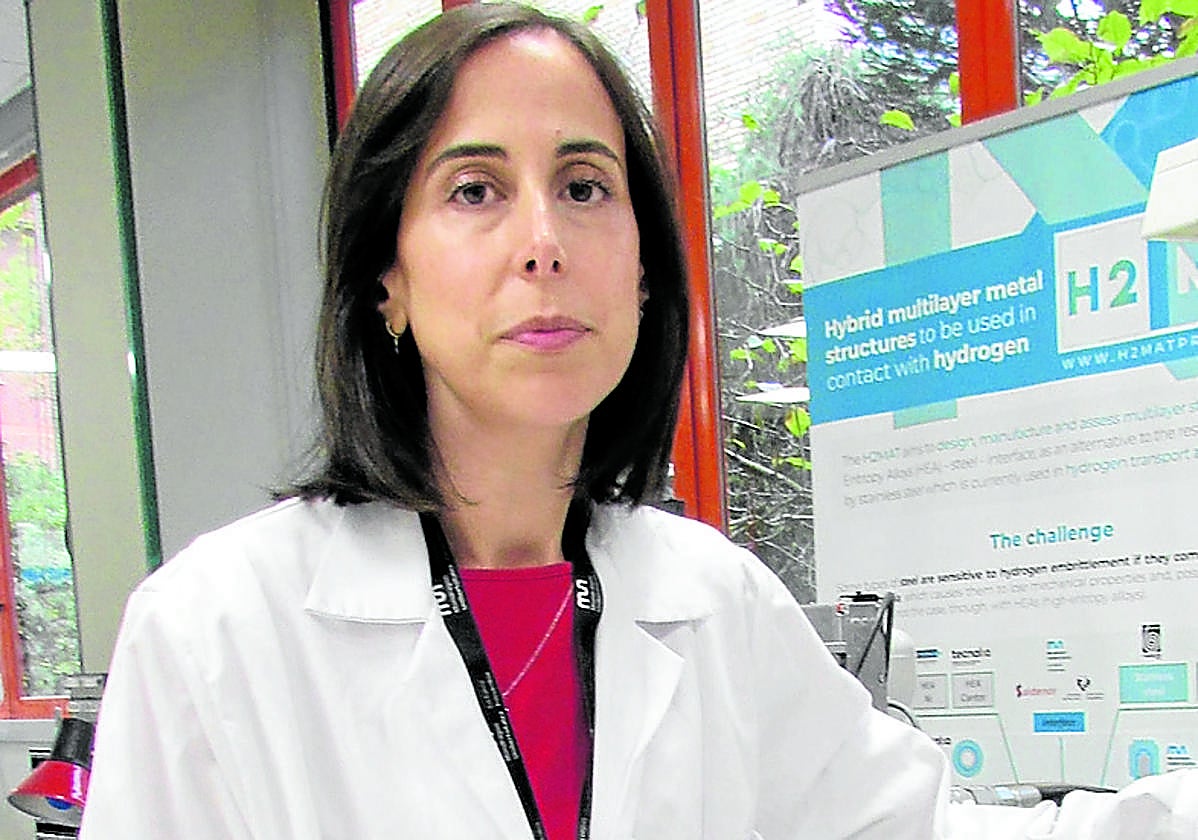 Erika Domínguez en el laboratorio de materiales de la Politécnica.