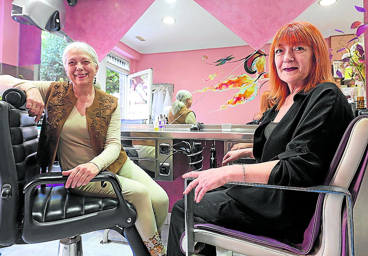 Isabel de la Rosa, a la izquierda, y Magnolia de la Rosa posan en su salón.