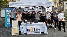 Alumnos y profesor del grado de Mantenimiento Electrónico.