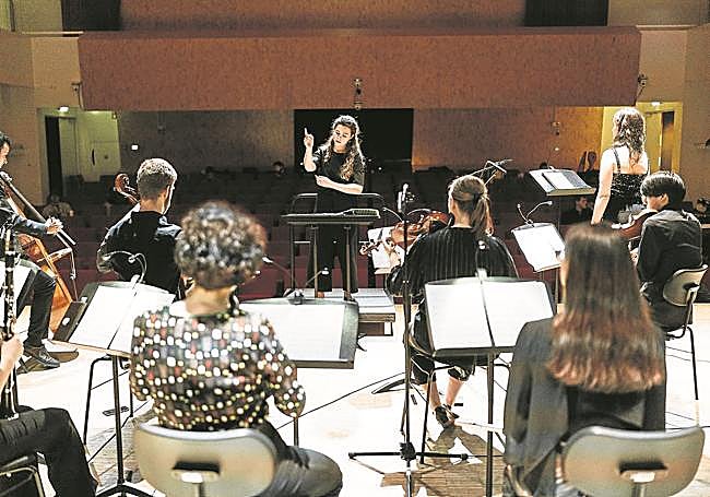 Mirari Etxebarria, una de las pocas mujeres que ejerce de directora en Gipuzkoa.