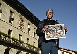 Iñaki Apezetxea muestra una foto de Paiporta.