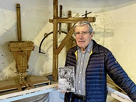 José Antonio Azpiazu con su último libro en el antiguo molino de San Miguel.