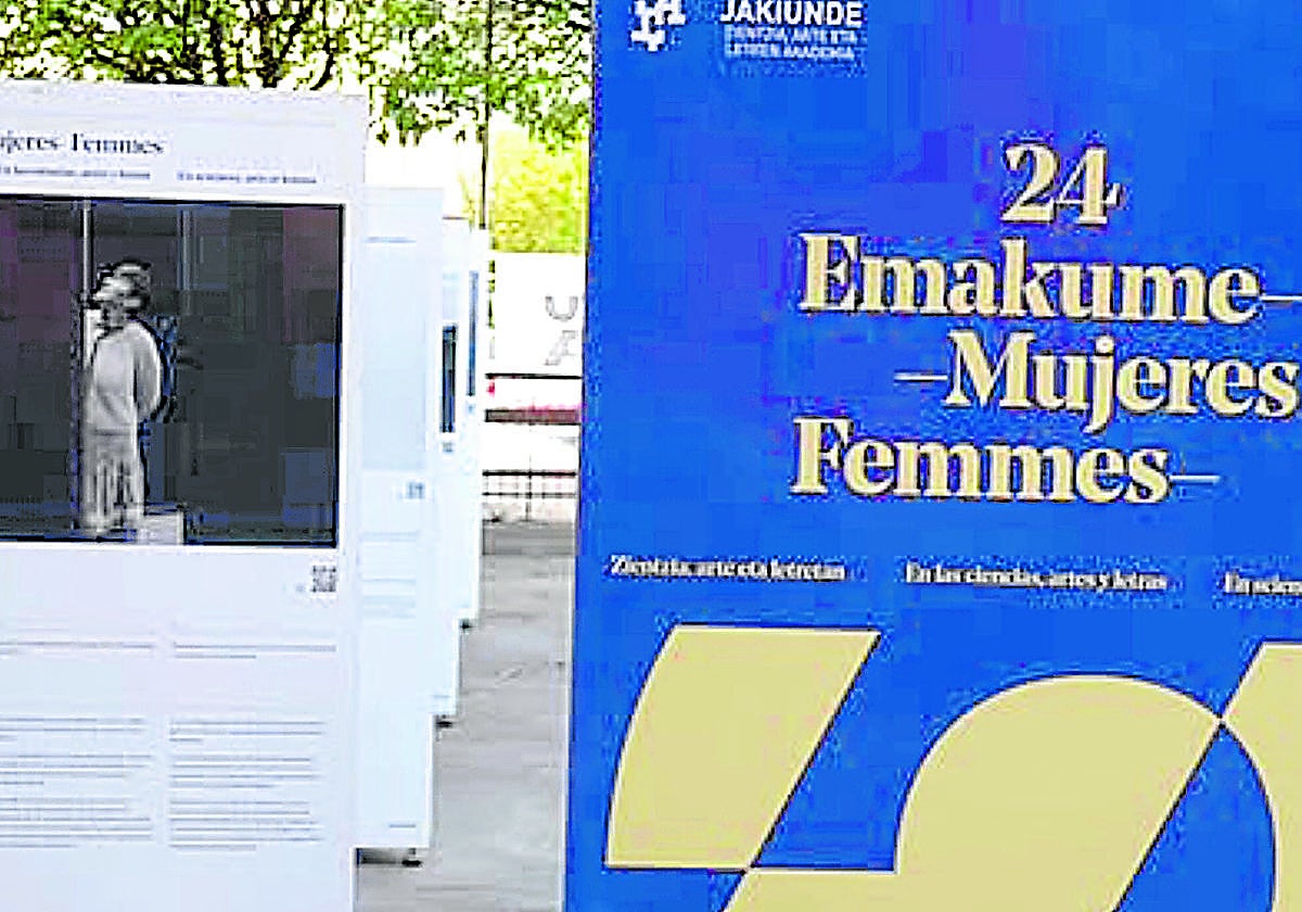 Los paneles instalados en la plaza Nikolas Lekuona muestran a veinticuatro mujeres destacadas en las ciencias, artes y letras.