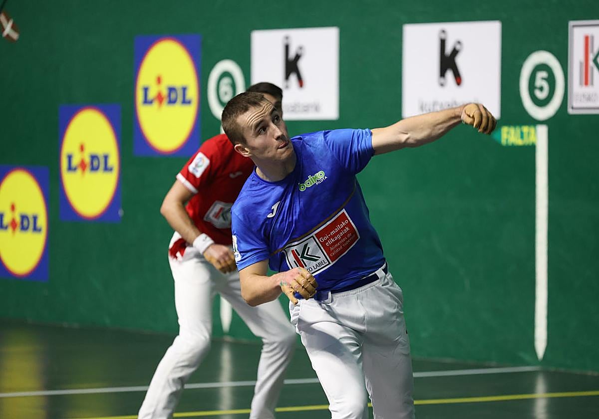 Amiano remata ante la mirada de Egiguren V.