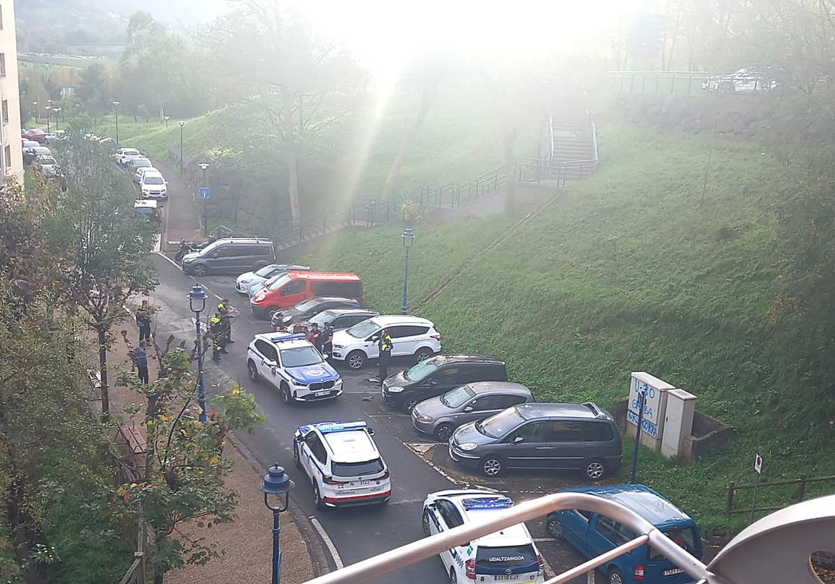Varias patrullas de la Ertzaintza, esta mañana en el barrio Agustinas.