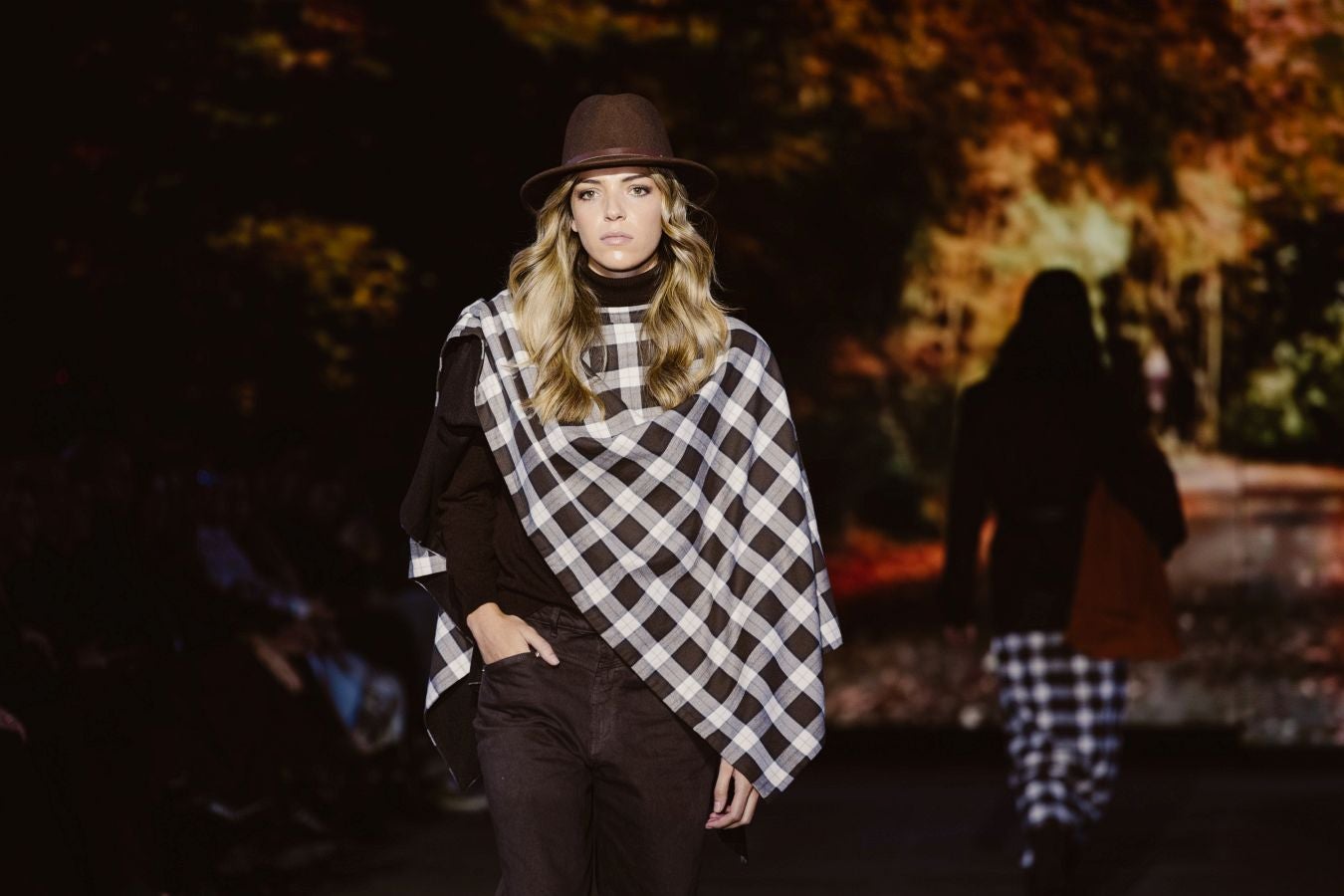 Siluetas amplias y relajadas en el desfile de Sketch