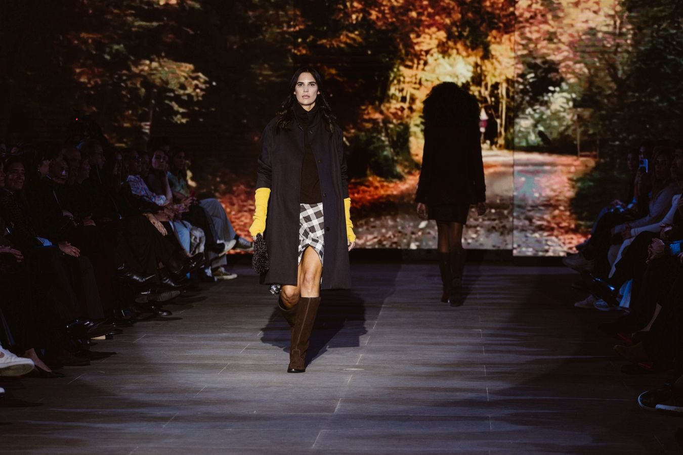 Siluetas amplias y relajadas en el desfile de Sketch