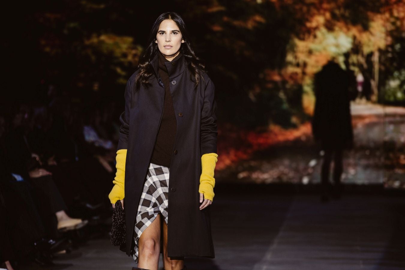 Siluetas amplias y relajadas en el desfile de Sketch