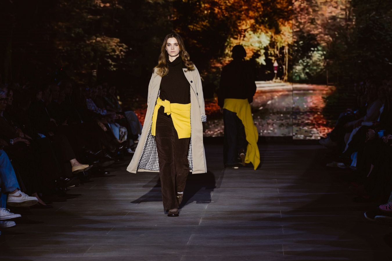 Siluetas amplias y relajadas en el desfile de Sketch