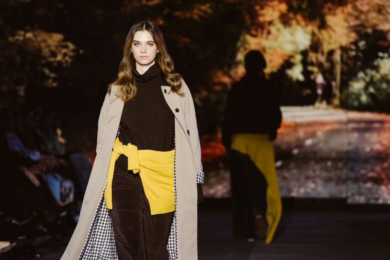 Siluetas amplias y relajadas en el desfile de Sketch