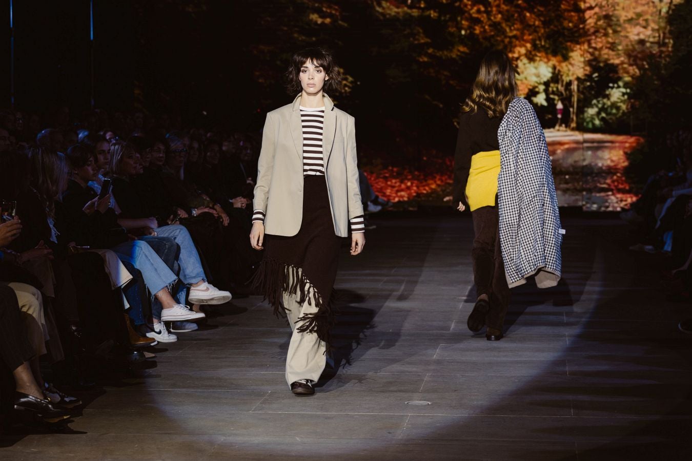 Siluetas amplias y relajadas en el desfile de Sketch