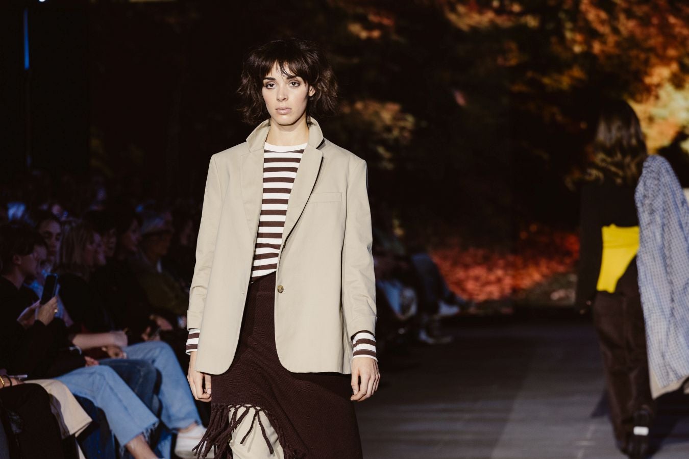 Siluetas amplias y relajadas en el desfile de Sketch