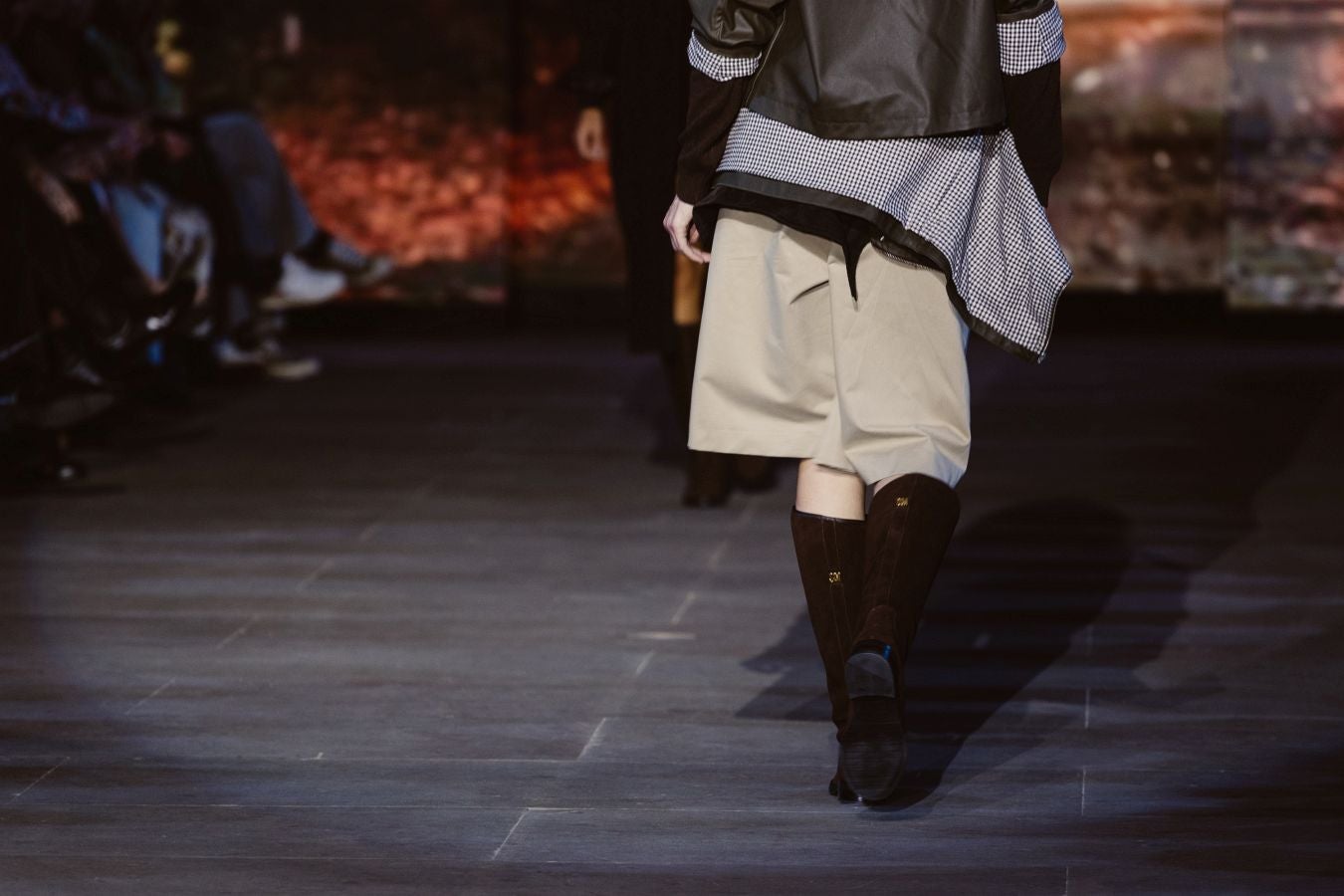 Siluetas amplias y relajadas en el desfile de Sketch