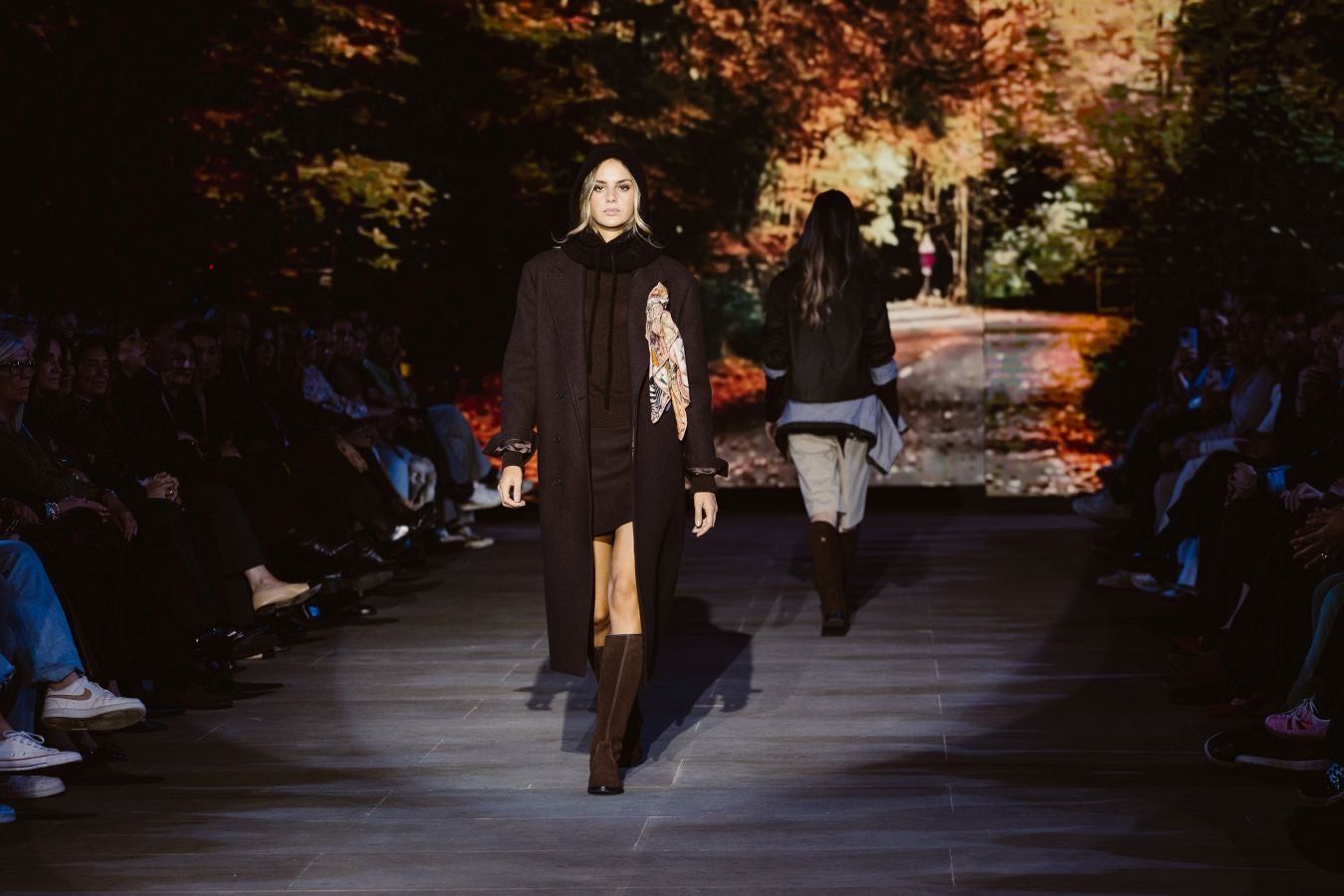 Siluetas amplias y relajadas en el desfile de Sketch