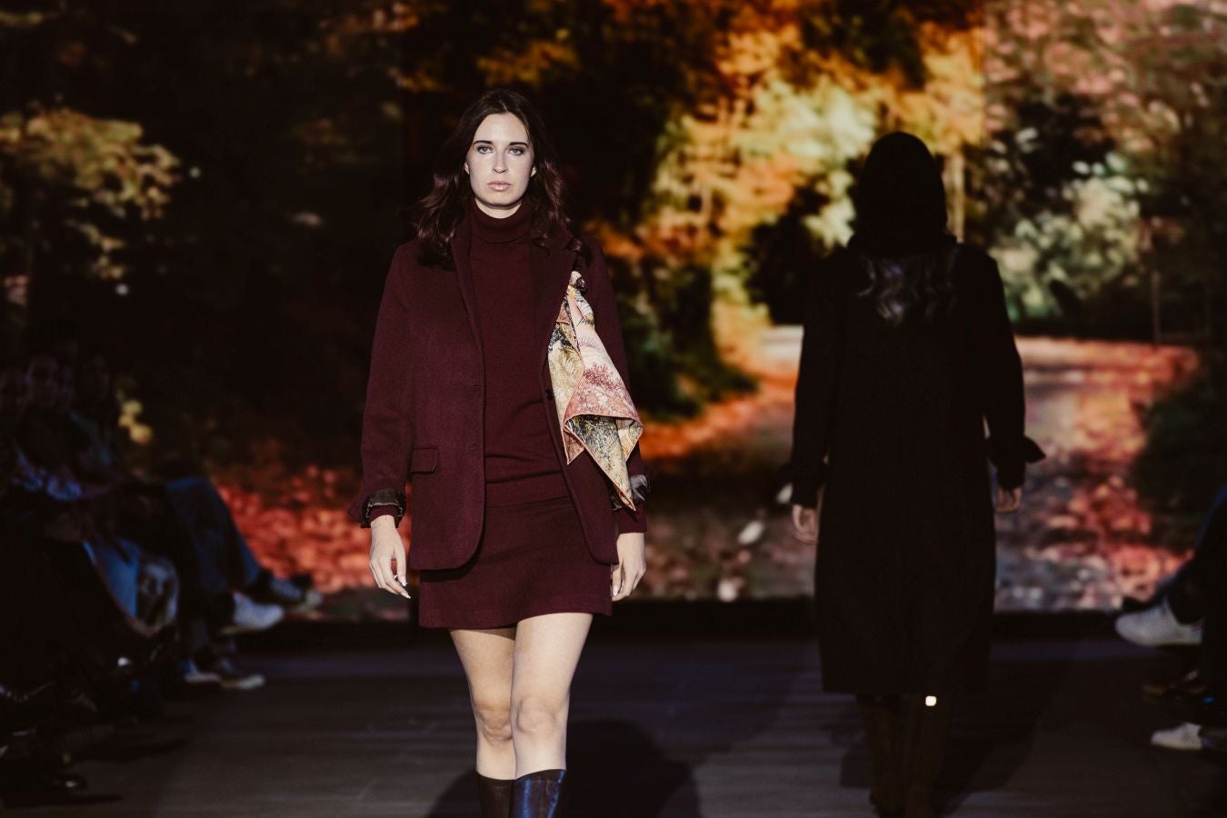 Siluetas amplias y relajadas en el desfile de Sketch