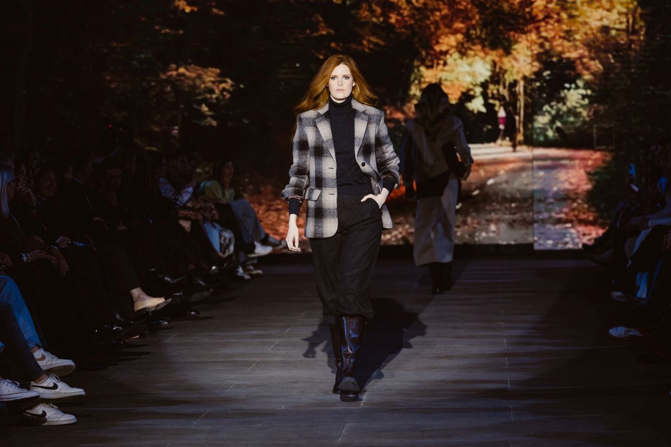 Siluetas amplias y relajadas en el desfile de Sketch