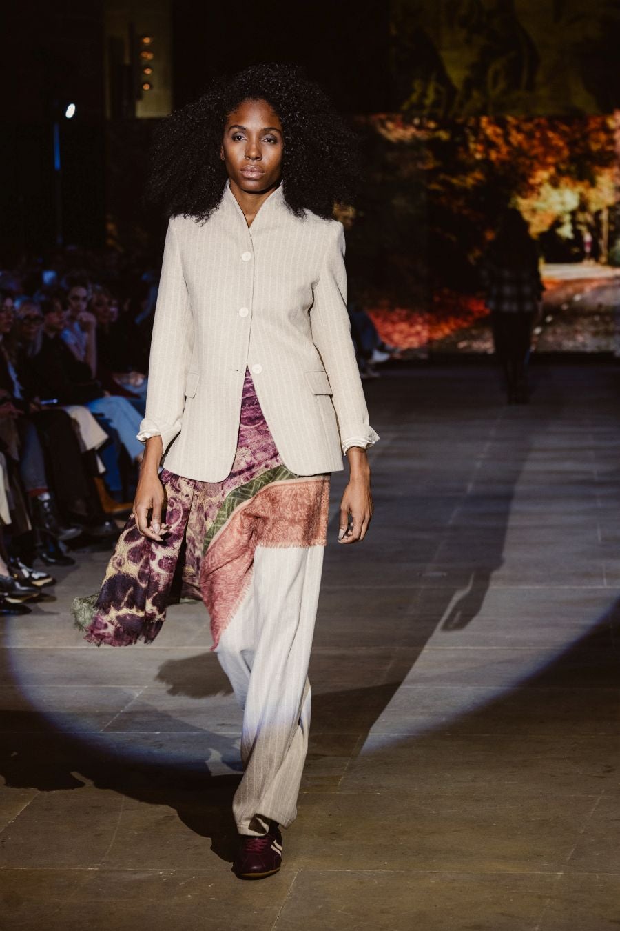 Siluetas amplias y relajadas en el desfile de Sketch