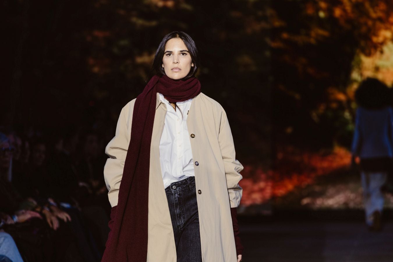 Siluetas amplias y relajadas en el desfile de Sketch