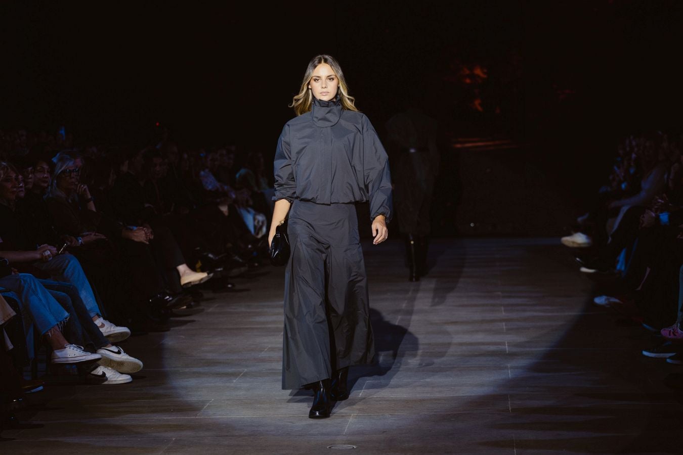 Siluetas amplias y relajadas en el desfile de Sketch