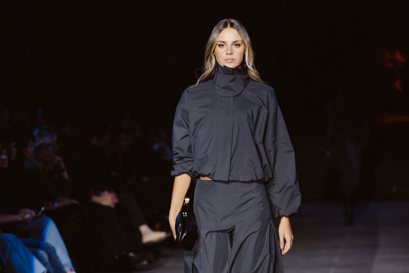 Siluetas amplias y relajadas en el desfile de Sketch