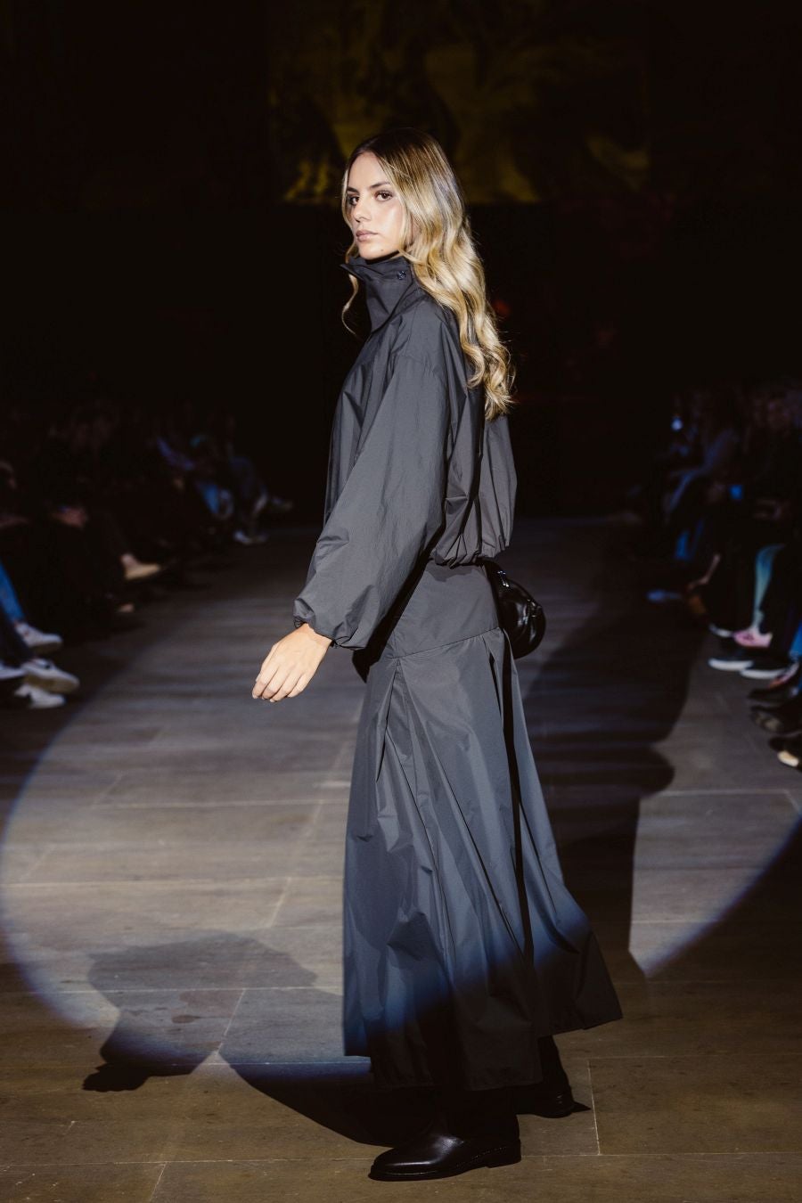 Siluetas amplias y relajadas en el desfile de Sketch