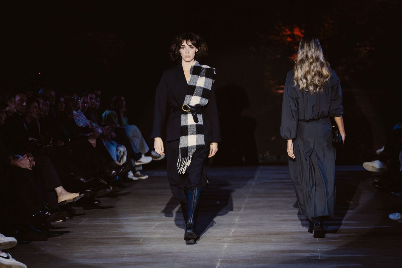 Siluetas amplias y relajadas en el desfile de Sketch