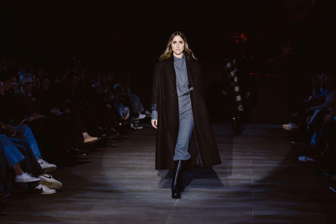 Siluetas amplias y relajadas en el desfile de Sketch