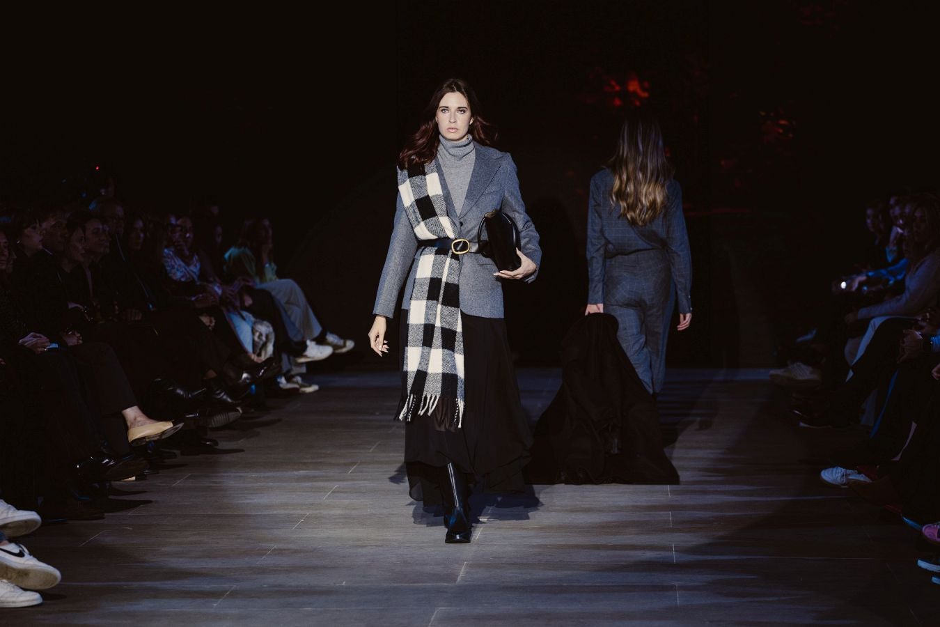 Siluetas amplias y relajadas en el desfile de Sketch