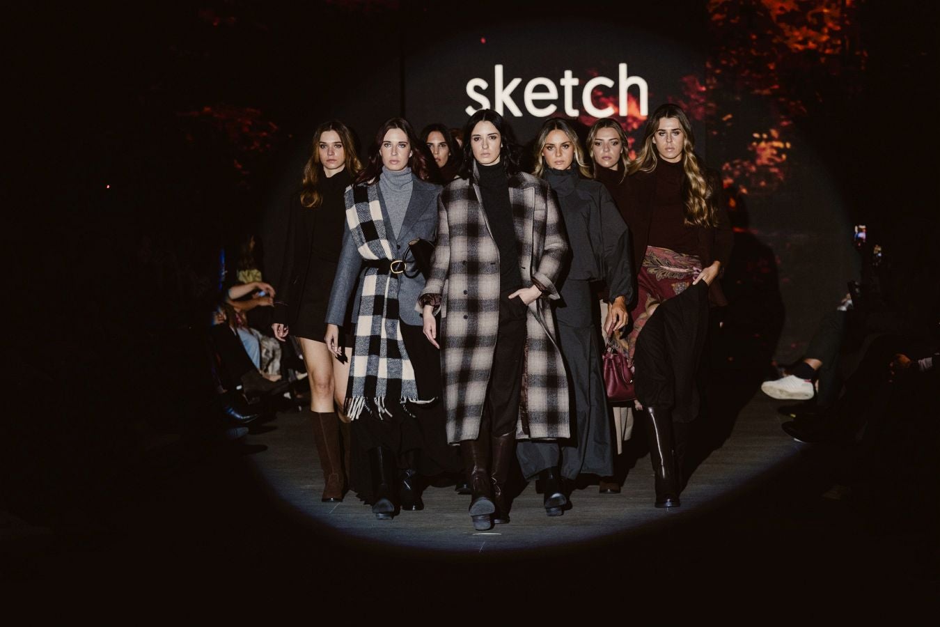 Siluetas amplias y relajadas en el desfile de Sketch
