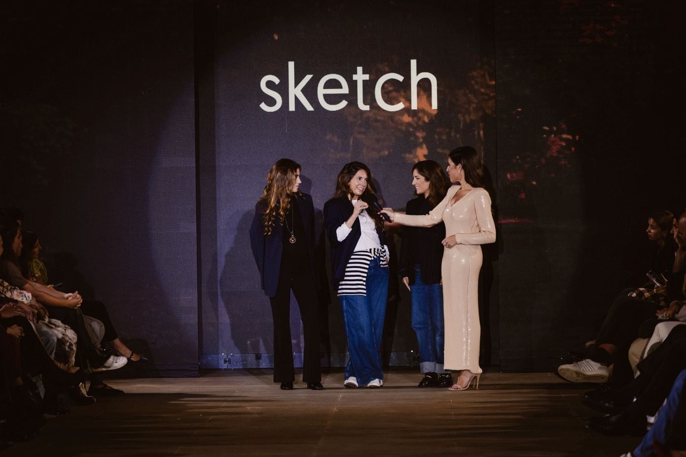 Siluetas amplias y relajadas en el desfile de Sketch