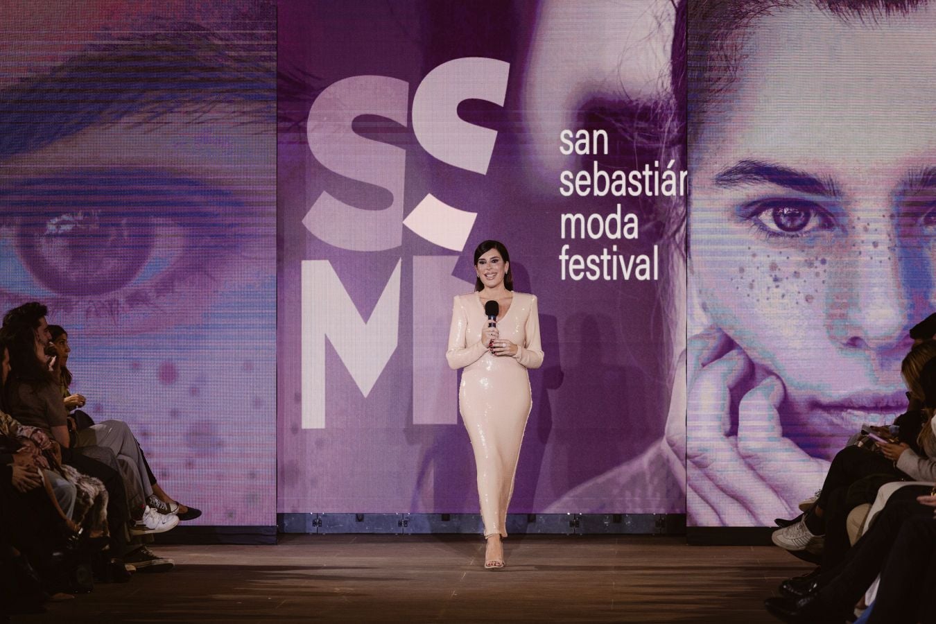 Siluetas amplias y relajadas en el desfile de Sketch