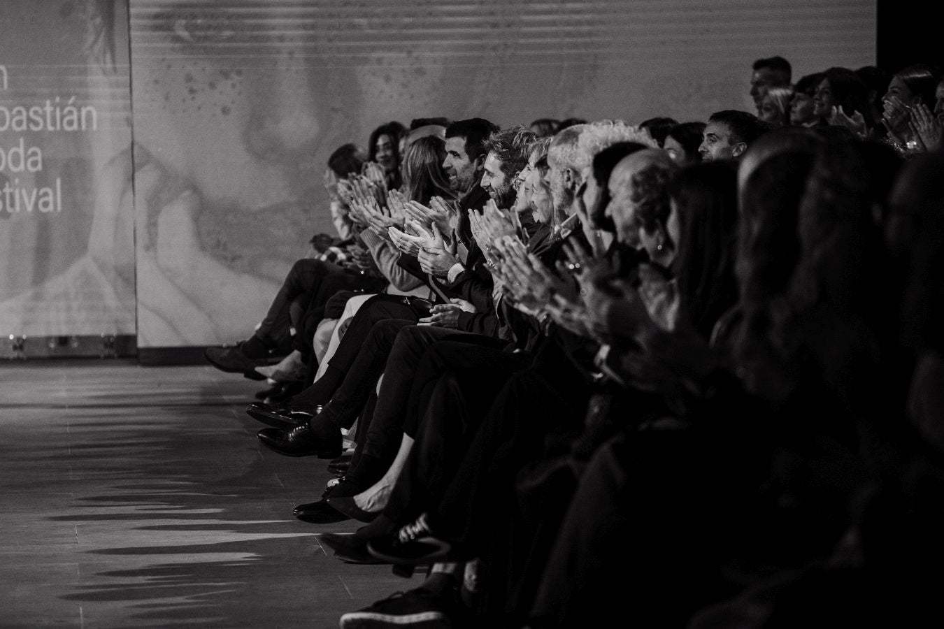 Siluetas amplias y relajadas en el desfile de Sketch