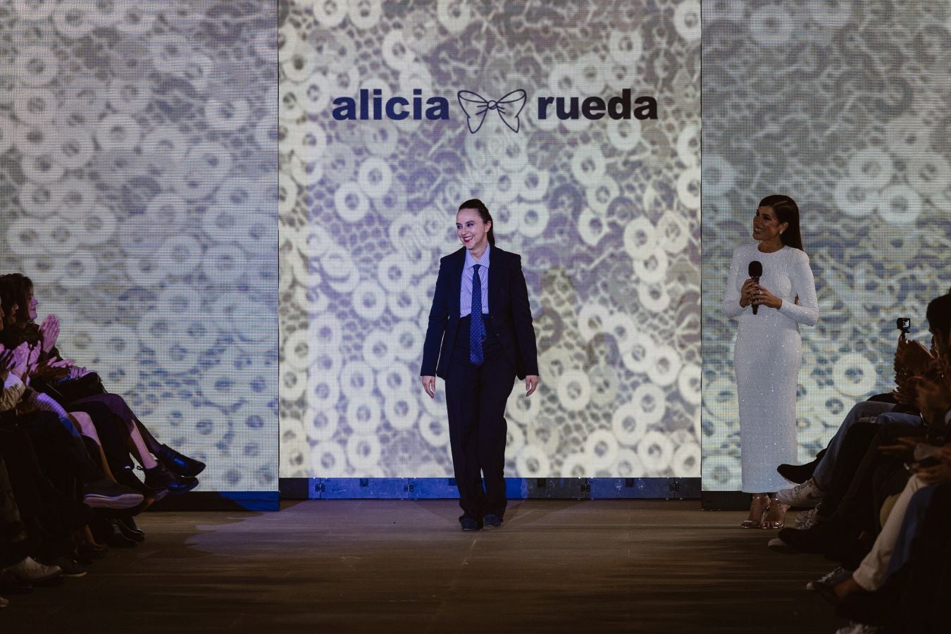 Alicia Rueda luce sus vestidos en San Telmo