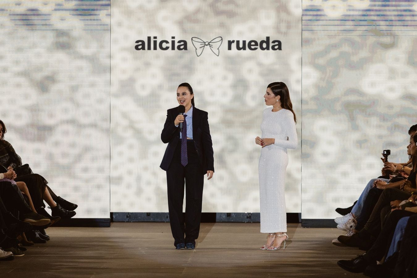 Alicia Rueda luce sus vestidos en San Telmo
