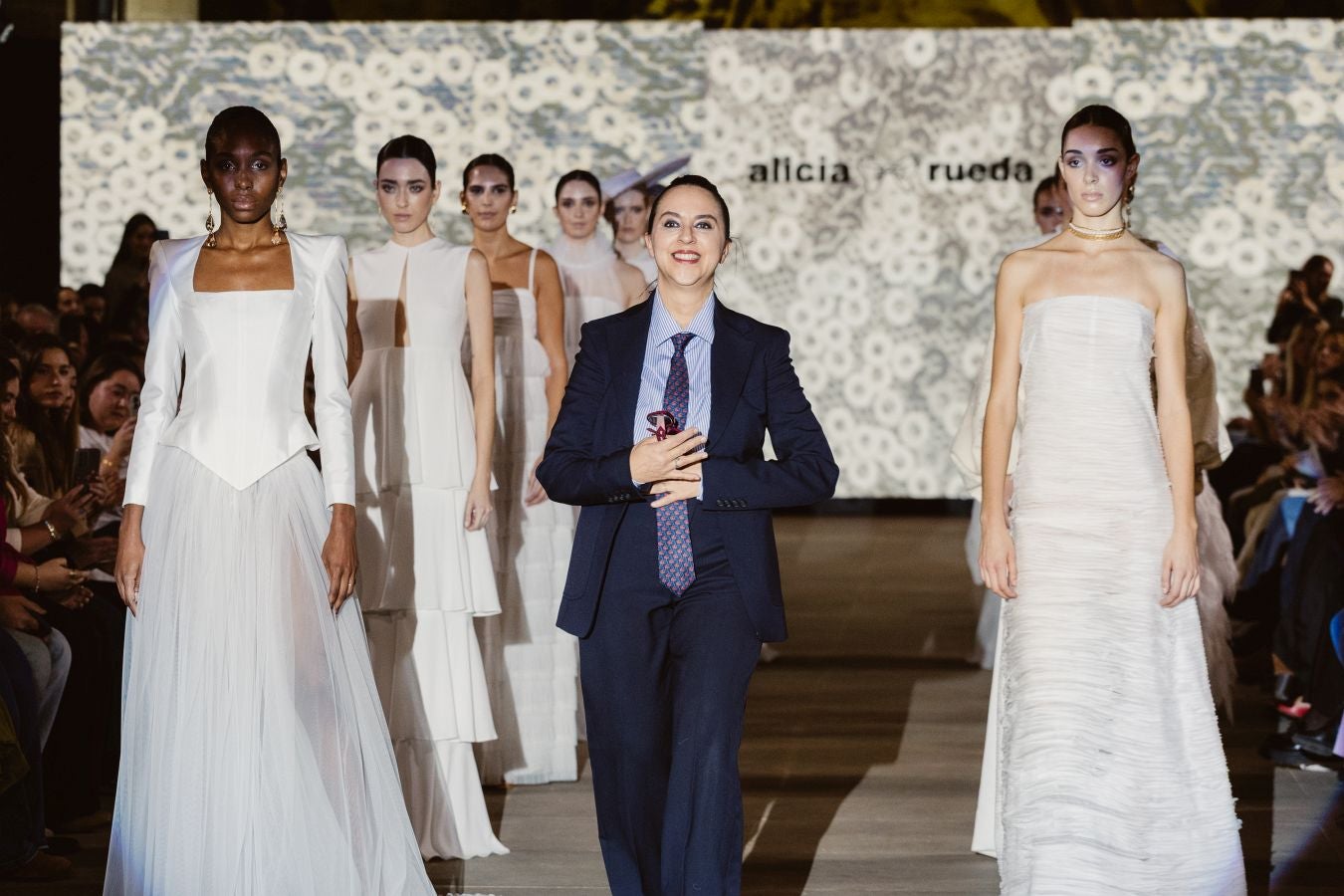 Alicia Rueda luce sus vestidos en San Telmo