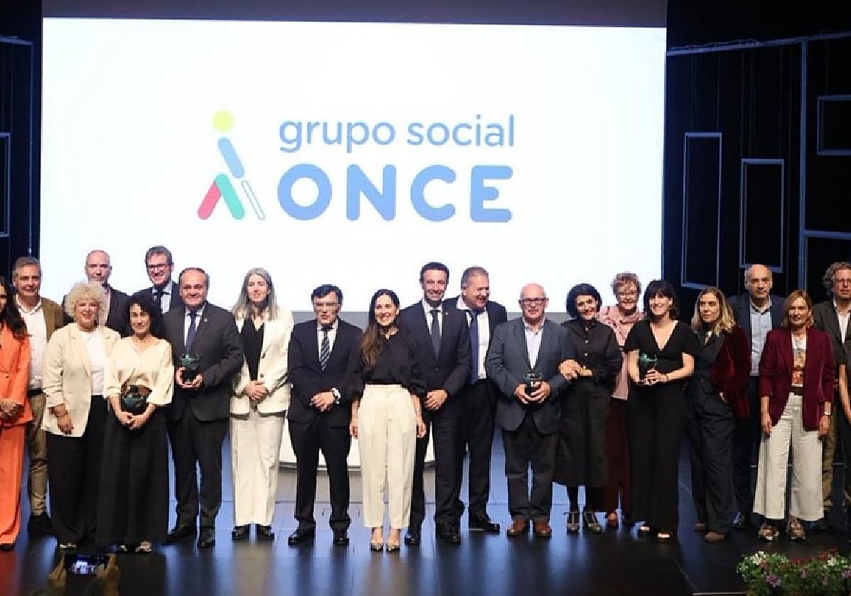 Directivos de la ONCE y representantes de entidades premiadas, en el acto que se celebró en el Kursaal.