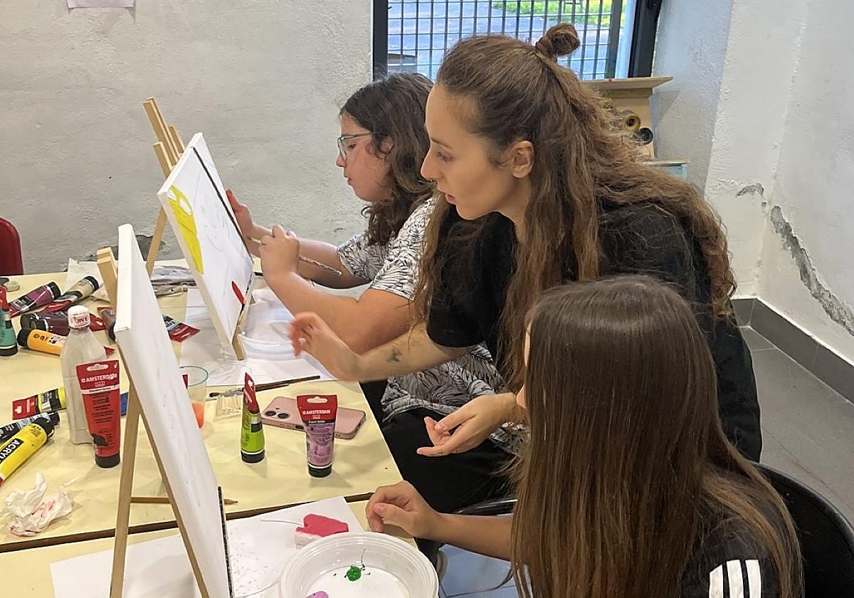 Ane Gómez con los participantes en el taller que se celebró en la inauguración de su muestra en Martindozenea.