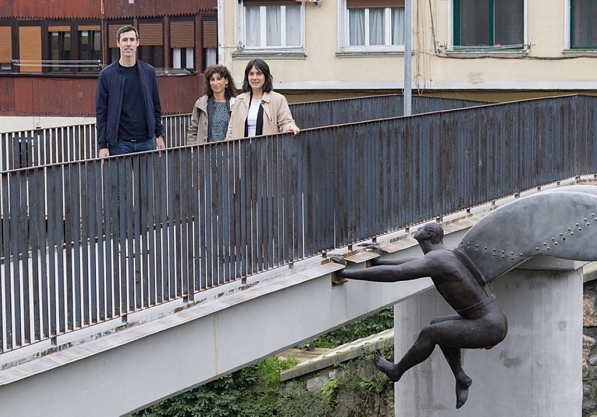 El concejal de Urbanismo, la arquitecta municipal y la alcaldesa, en el renovado puente de Urazandi.