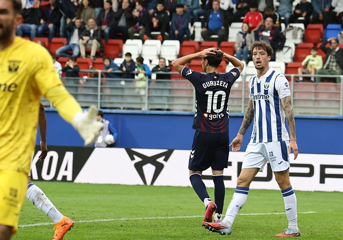 Jon Guruzeta se lleva las manos a la cabeza tras estrellar un disparo en el poste en la acción más clara de gol de los armeros.